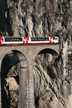 Voitures panoramiques du Glacier Express à l'entrée du tunnel de Landwasser.