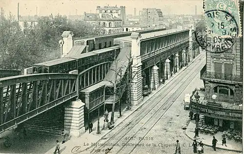 Vue de la station et des voies du tramway qui la longeaient sur le boulevard, vers 1905.