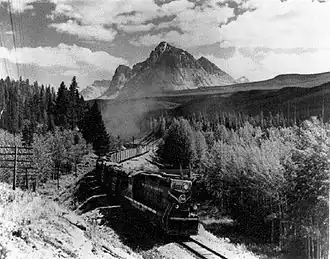 GP9 du CN en tête d'un train dans la Yellowhead Pass.