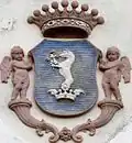 Armes du comte Révay sur le fronton de l'église de la Sainte Trinité de Mošovce