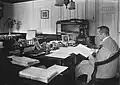 Le gouverneur-général des Indes néerlandaises Johan-Paul van Limburg Stirum à son bureau à Cipanas en 1921