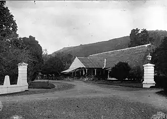 La demeure du resident (1919).
