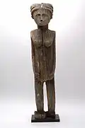 Statue funéraire féminine.