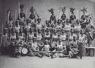 Portrait de groupe des Agodjé en visite à Paris en 1891.