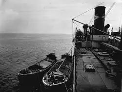 Une allège le long d'un cargo.