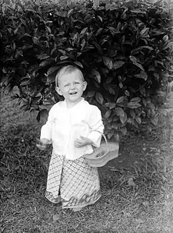 Enfant européen avec un sarong et une Kebaya. Entre 1919 et 1931. Tropenmuseum.