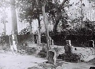 Javanais posant devant un cimetière musulman