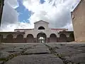 Ruelle pavée donnant accès au marché du 18 juillet.