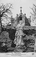Vue des vestiges archéologiques exposés dans le jardin de la chapelle.