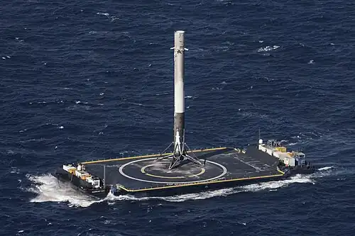 Le premier étage du 23e&nbsp;lancement après son appontage réussi sur la barge océanique autonome le 8 avril 2016.