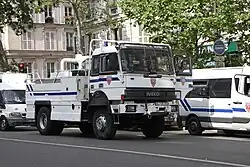 Canon à eau des CRS.
