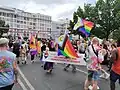 Drapeau arc-en-ciel "Progress" avec les couleurs des personnes intersexes, de la transidentité et de l'antiracisme, à Berlin en Allemagne en 2022.
