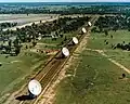 Voie est-ouest du réseau, avant la construction de l'embranchement nord. La sixième antenne est la plus distante.
