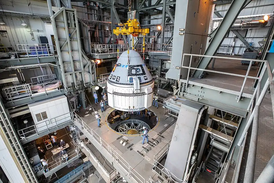 L'installation du véhicule au sommet de son lanceur Atlas V pour le vol de qualification sans équipage.