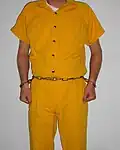 Détenu en chaîne ventrale avec les menottes directement attachées à la chaîne sur les côtés