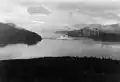 L'explosion brise la surface de l'eau immédiatement après la détonation.