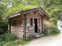 Cabane du pont Chabert à l'entrée du parking des véhicules.