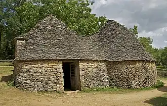 Les cabanes du groupe 2 reliées par une «&nbsp;selle&nbsp;»