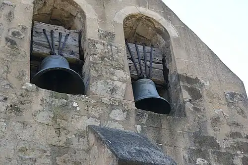 Les deux cloches du clocher-mur.