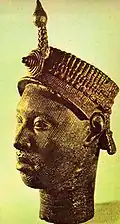 Tête humaine ; Ifè. Bronze à la cire perdue, peint et incisé. Nigeria, XIIe – XVe&nbsp;siècle. H 35 cm. British Museum.