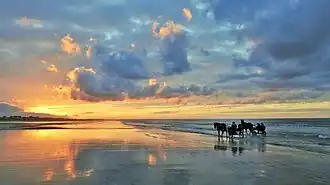 La plage de Cabourg, le même soir.