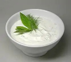 Tzatzíkí avec une feuille de menthe.