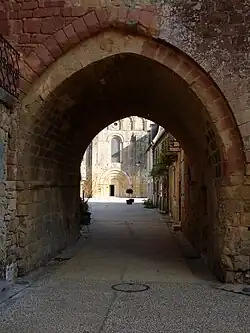 La porte Saint Louis du XIIe&nbsp;siècle, ancienne porte d'accès au monastère.
