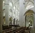 L'élévation à trois niveaux et le déambulatoire gothique.