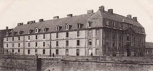 Les ailes sur la place du 36e&nbsp;R.I. et sur l'Orne.