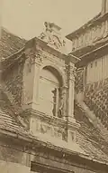 Détail de la lucarne de gauche par Henri Magron ; on aperçoit également la structure en pans de bois de la chambre haute en arrière-plan.