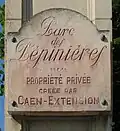 Plaque sur l'un des piliers à l'entrée du quartier