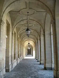 Portique de l'Hôtel-Dieu.