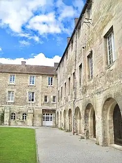 La cour ouest.