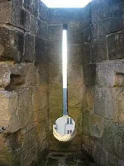 Embrasure percée d'une archère-canonnière.