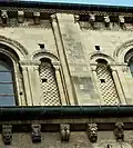 Corniches, corbeaux sculptés, arcades aveugles, à l’extérieur de l'Abbaye aux Dames de Caen, Normandie