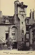 Façade sur cour avec sa tourelle et ses lucarnes Renaissance, détruites après la Seconde Guerre mondiale.