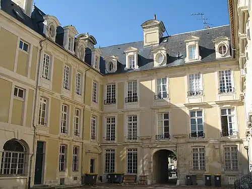 La cour.