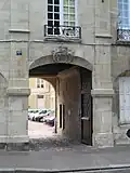 Porte-cochère, côté place de la République.
