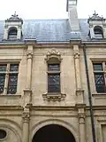 La façade est et le portail d'entrée