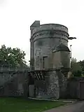 La tour depuis la cour du manoir en 2008.