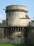 La tour depuis la cour du manoir en 2008.