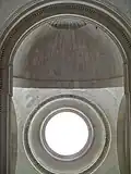 Oculus dans le plafond de l'escalier droit de la cour d'appel.