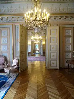 Salon rose.