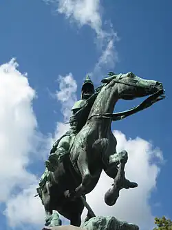 Photographie de la statue en contre-plongée.