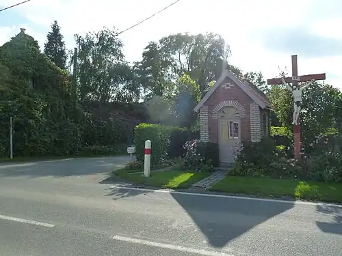 L'oratoire et la croix du hameau "La Croix-Rouge"