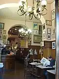 L'intérieur tapissé de dessins et de peintures
