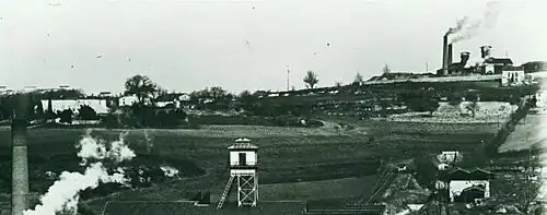 Hameau de Cagnac (à gauche) en 1908 et les puits de mine no&nbsp;1, 2 et 3.