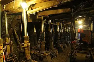 Taille mécanisée avec soutènement hydraulique marchant et haveuse à tambour du Musée-mine départemental de Cagnac-les-Mines.