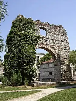 Face sud de l'arc.