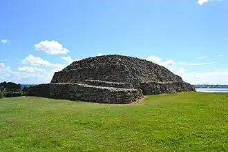Le massif n'est pas très élevé. Le parement interne est bien plus haut que le parement externe. Le dessus du cairn est arrondi.